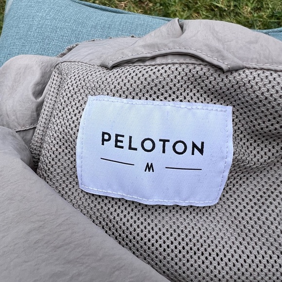 Peloton Crinkle Nylon 1/4 zip pullover beige tan size medium womens - Picture 6 of 8